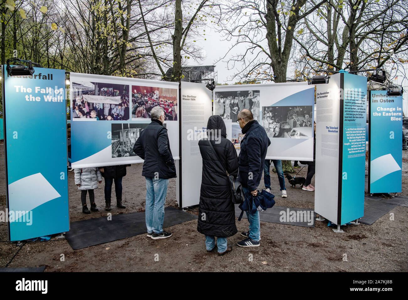 Berlin, Allemagne. 06Th Nov, 2019. Les passants regardent une exposition en plein air sur la Straße des 17. Juni, en face de la porte de Brandebourg pour marquer l'anniversaire de la chute du Mur de Berlin il y a 30 ans. Crédit : Paul Zinken/dpa/Alamy Live News Banque D'Images