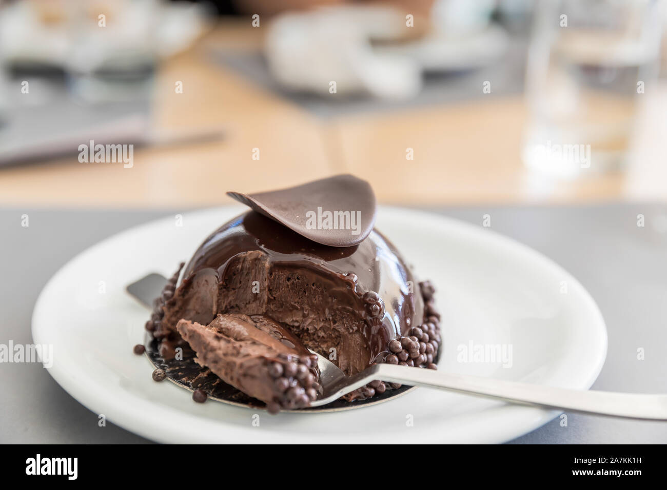 Cupcake au chocolat noir sur la cuillère. Le point de droit. Banque D'Images