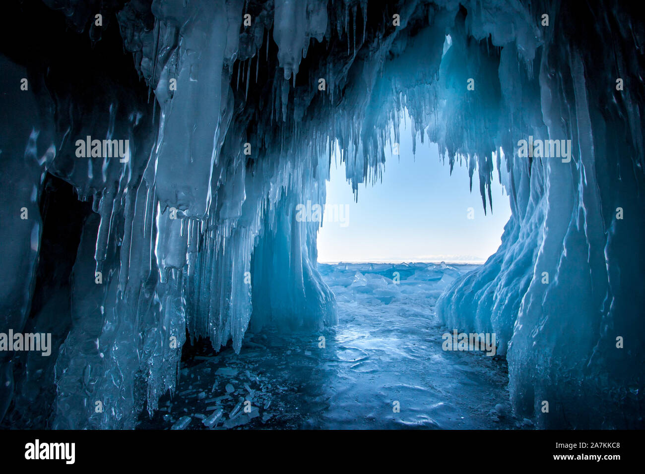 Vue de la grotte de glace sur le Lac Baïkal. Beaucoup de beaux glaçons sur les murs et plafond. Glaçons épais et fins. La glace sur le sol. Banque D'Images