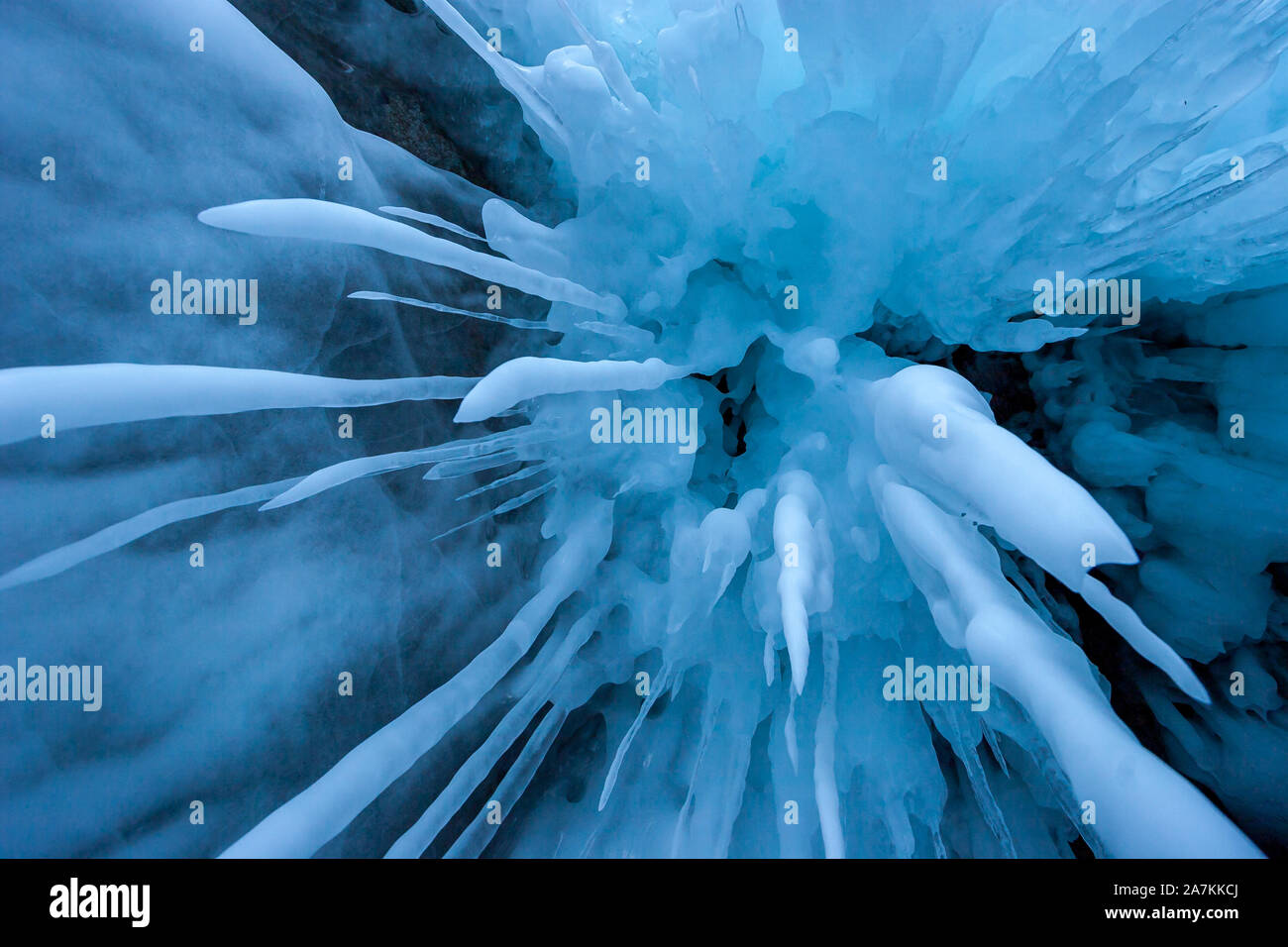 Les glaçons ont fondu depuis longtemps tourné à partir de ci-dessous. Forte de glaçons de couleur bleue. Beaucoup de glace autour. Fond congelé d'hiver. Banque D'Images