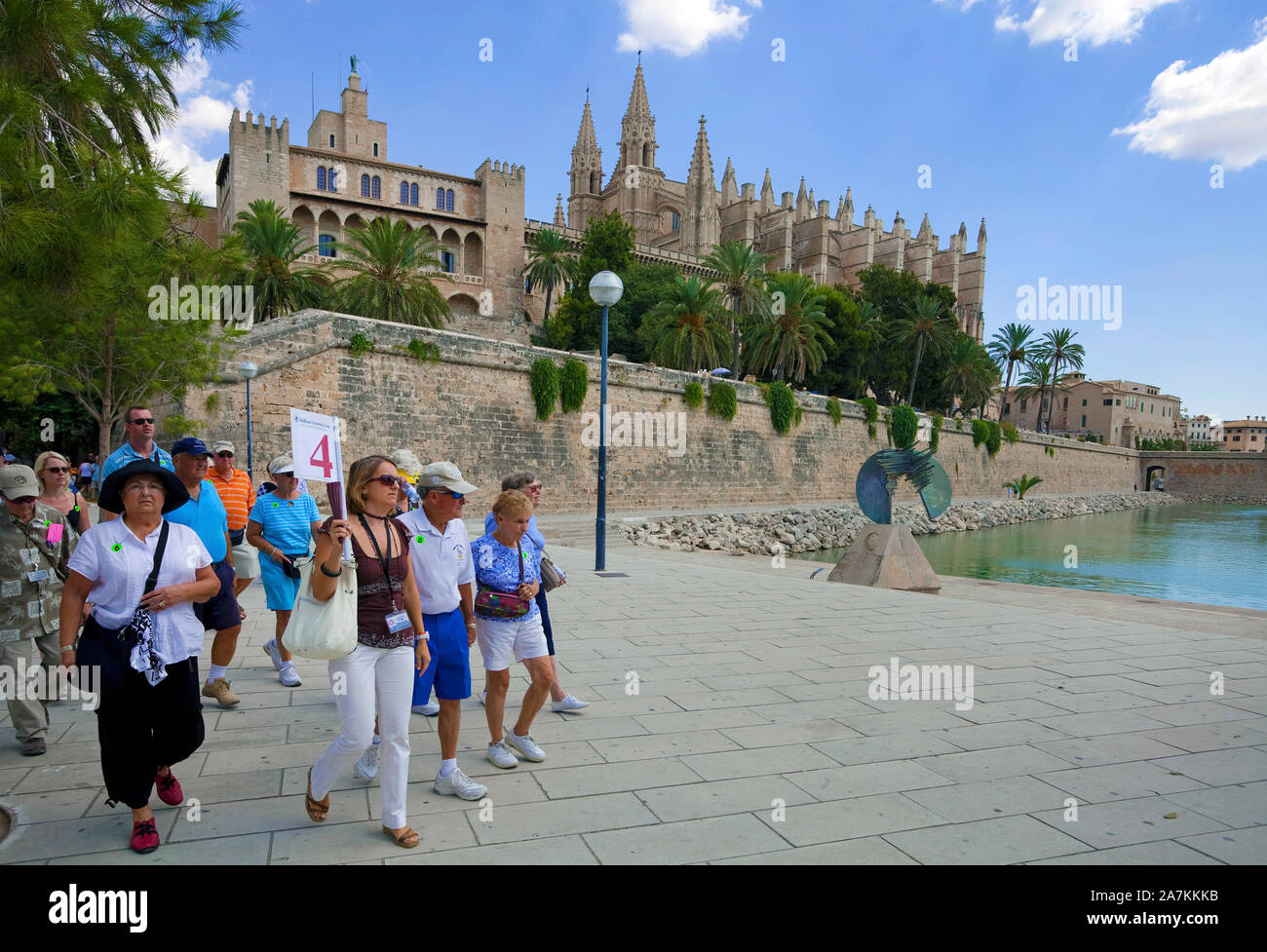 Groupe touristique avec guide à la cathédrale La Seu, monument de Palma, Palma de Mallorca, Majorque, îles Baléares, Espagne Banque D'Images