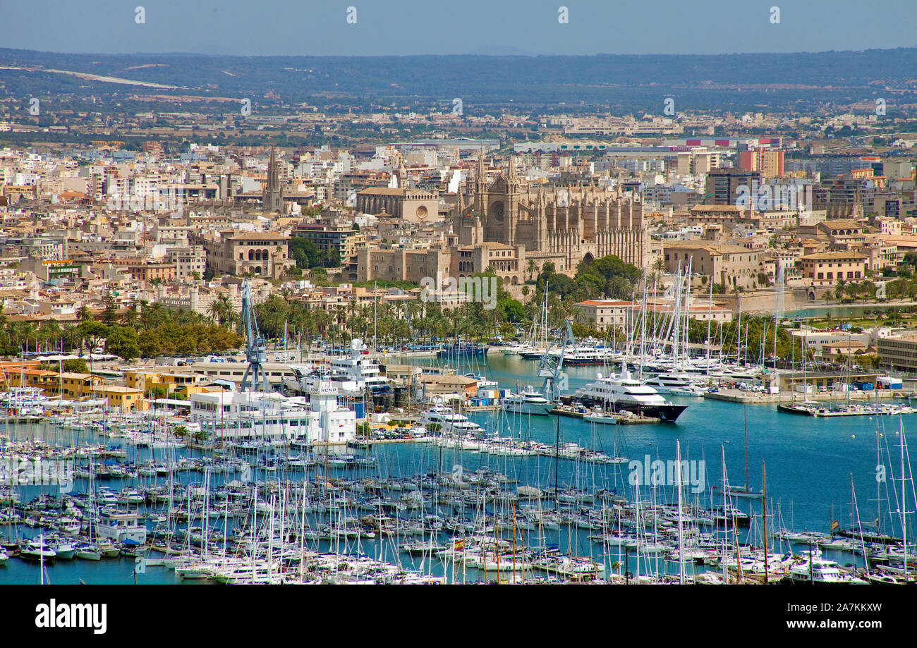 Vue depuis le château de Bellver sur port et vieille ville, la cathédrale La Seu, Palma, Palma de Mallorca, Majorque, îles Baléares, Espagne Banque D'Images