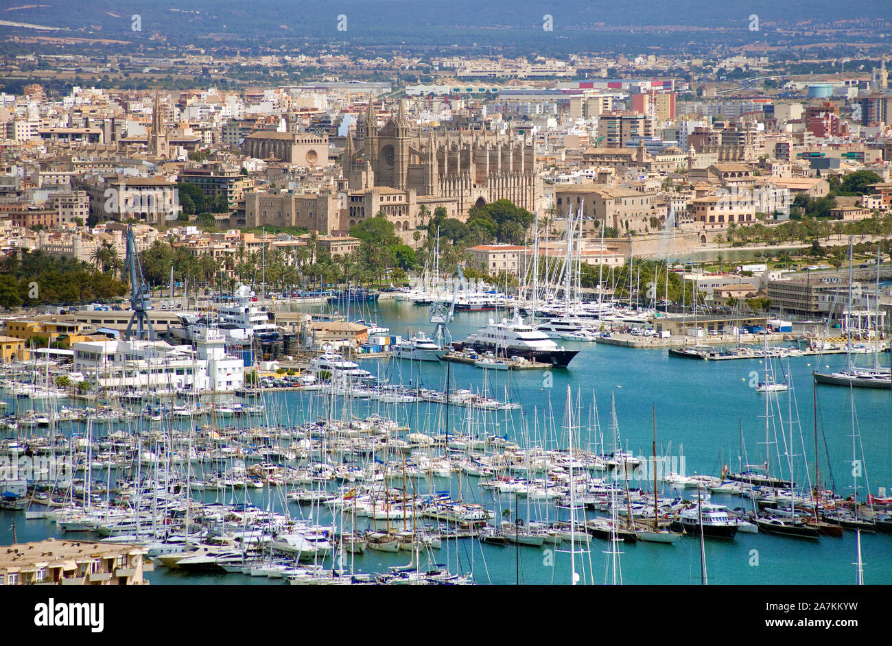 Vue depuis le château de Bellver sur port et vieille ville, la cathédrale La Seu, Palma, Palma de Mallorca, Majorque, îles Baléares, Espagne Banque D'Images