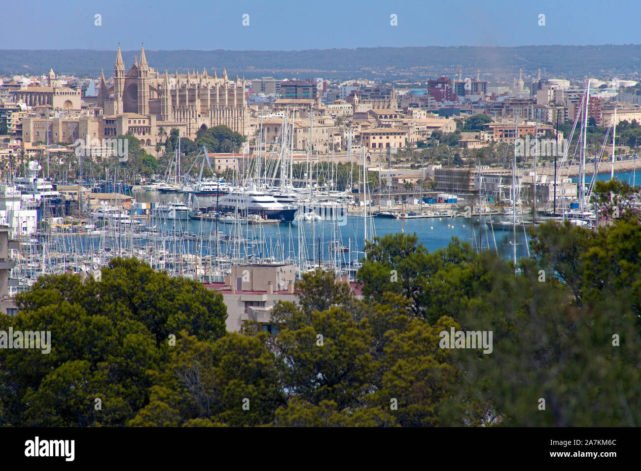 Vue depuis le château de Bellver sur port et vieille ville, la cathédrale La Seu, Palma, Palma de Mallorca, Majorque, îles Baléares, Espagne Banque D'Images