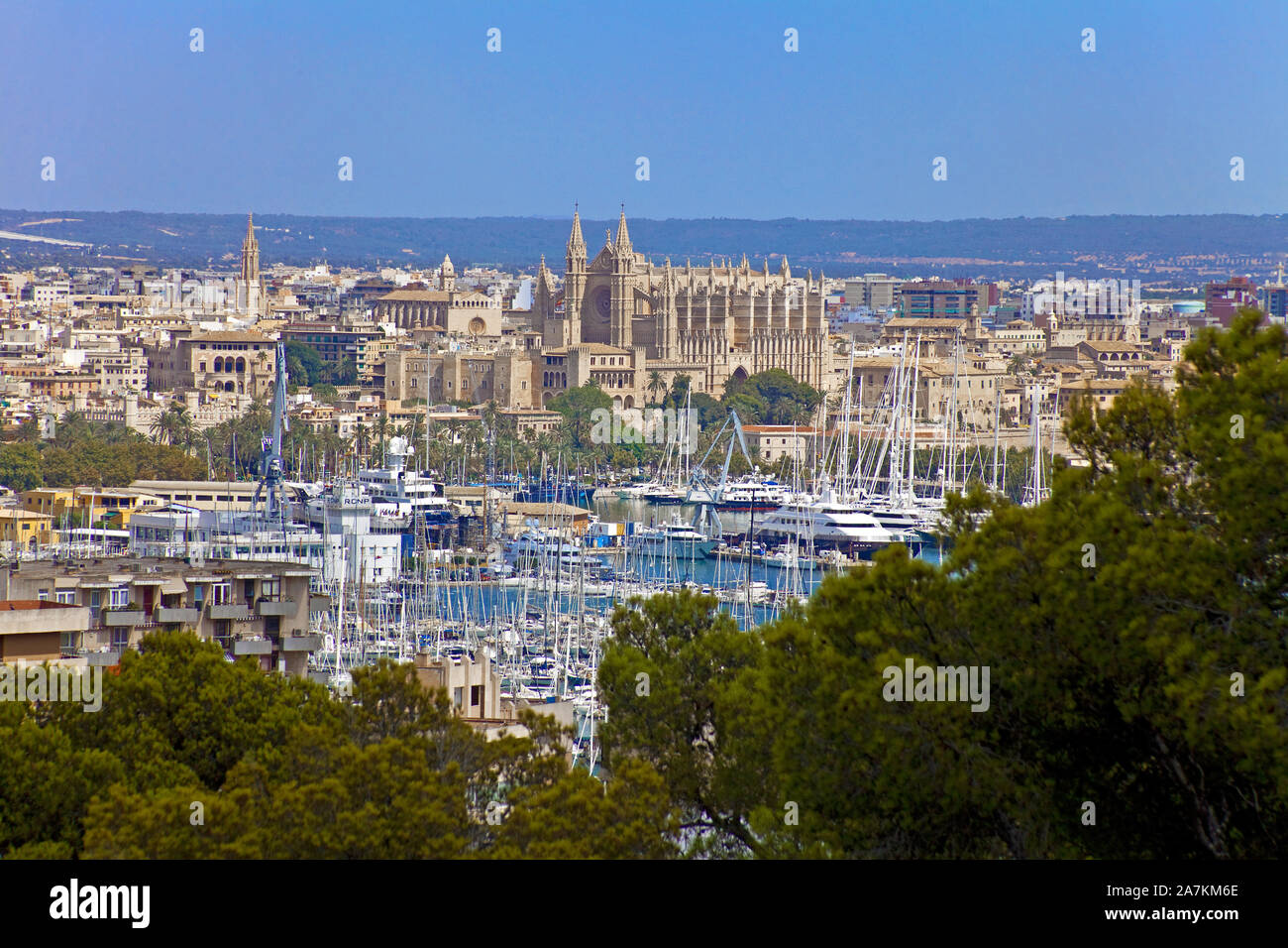 Vue depuis le château de Bellver sur port et vieille ville, la cathédrale La Seu, Palma, Palma de Mallorca, Majorque, îles Baléares, Espagne Banque D'Images