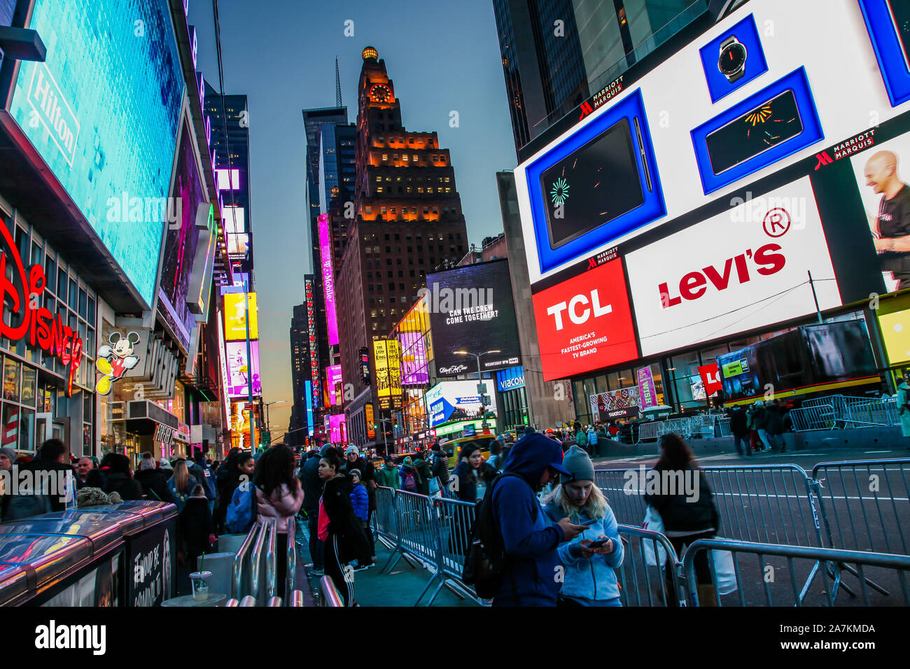 NEW YORK, NY, USA - 27 décembre 2018 : de belles soirées avec des lumières de rue bondée sur Times Square, sur les temps de vacances. Banque D'Images