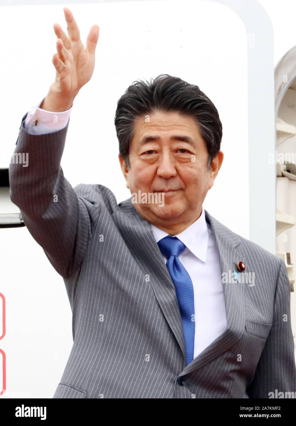 Tokyo, Japon. 29Th sep 2019. Le Premier ministre japonais Shinzo Abe quitte l'Aéroport International de Bangkok de Toyota à Tokyo le dimanche, Novembre 3, 2019. Abe va à des réunions au sommet de l'ASEAN. Credit : Yoshio Tsunoda/AFLO/Alamy Live News Banque D'Images