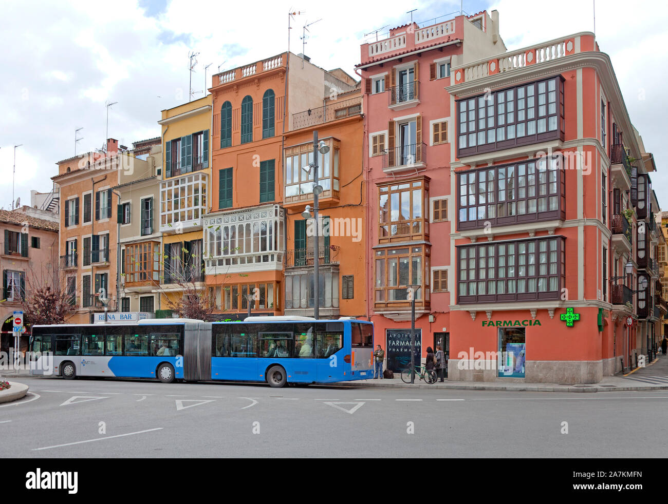 Bus public à un arrêt de bus, de Majorque, caractéristique des maisons de la vieille ville de Palma, Palma de Mallorca, Majorque, îles Baléares, Espagne Banque D'Images