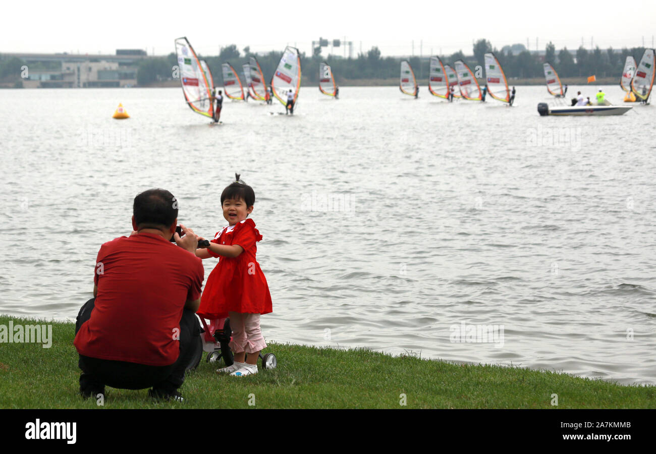 Les gens regardent la 11e Défi Planche à voile au lac de lilas Park dans la ville de Shenyang, au nord-est de la Chine, la province de Liaoning, le 7 septembre 2019. Banque D'Images