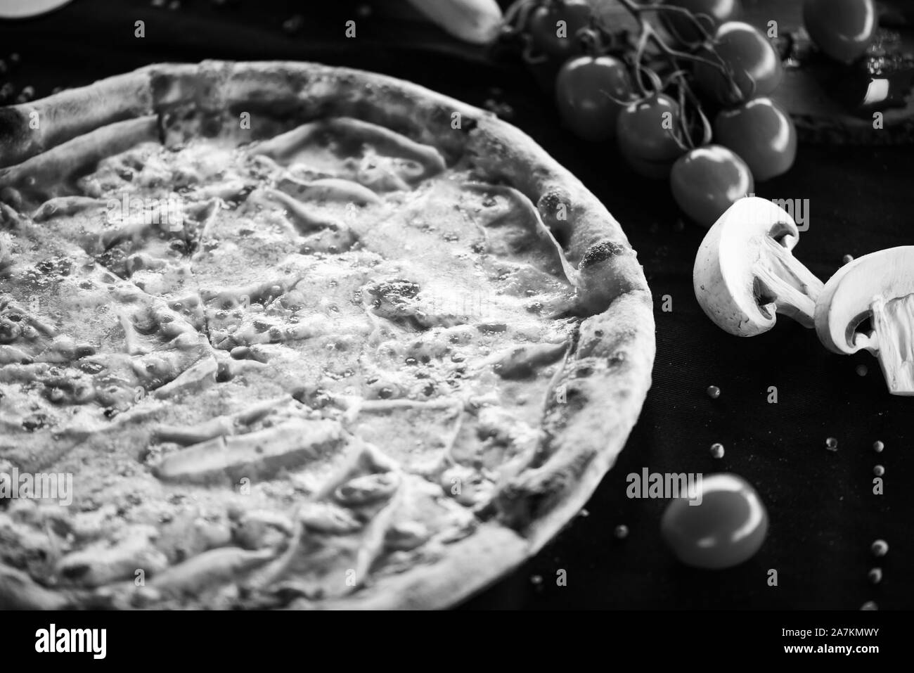 Délicieux italien pizza au thon avec des ingrédients frais et savoureux Banque D'Images