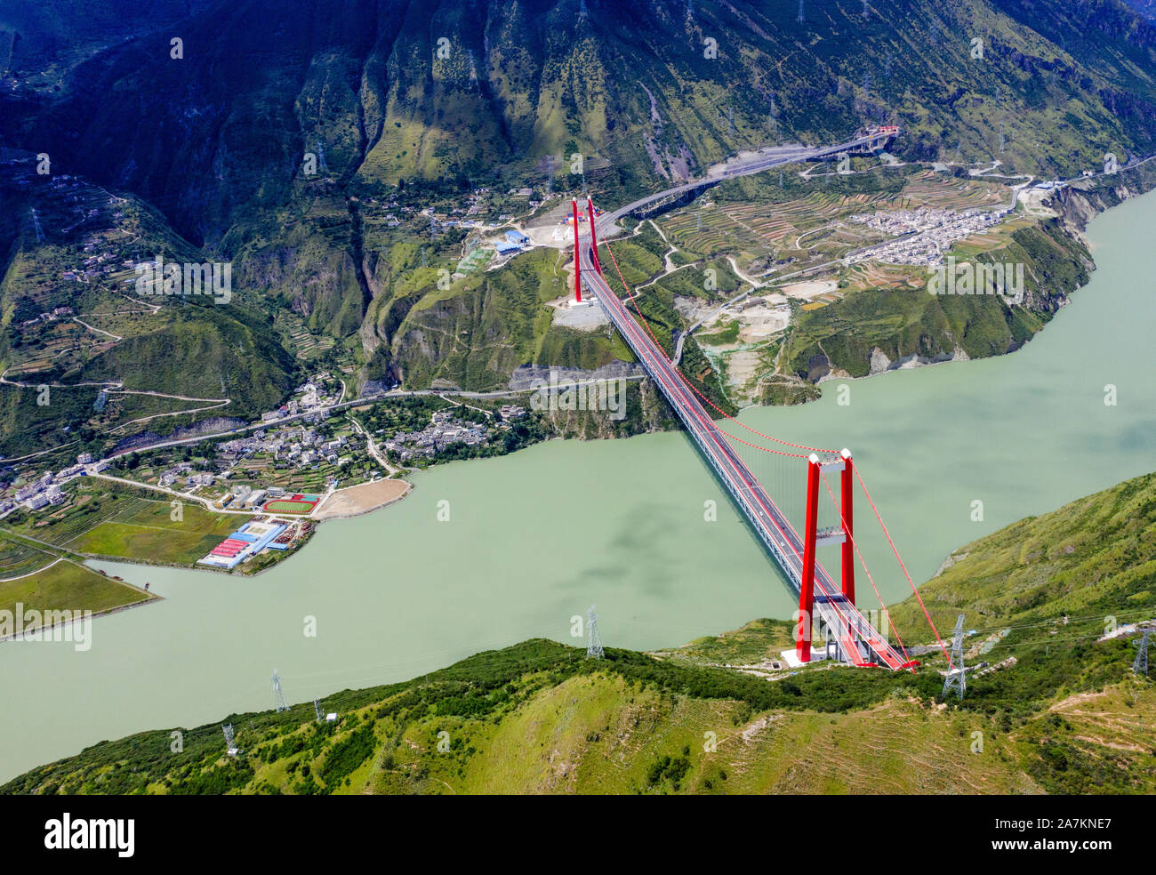 Une vue aérienne du pont Daduhe, qui a remporté le prix or de Gustav Lindenthal accordée par pont de conférence internationale, situé à Ya'an-Kangding E Banque D'Images