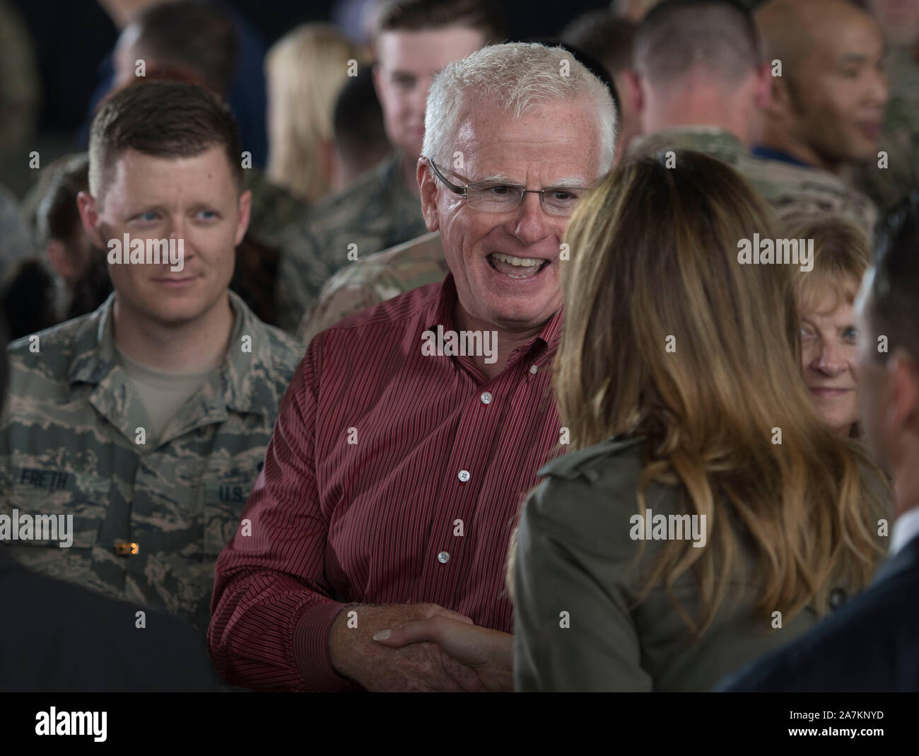 La première dame des États-Unis Melania Trump service accueille les membres et anciens combattants lors d'une visite à Joint Base Charleston avec Karen Pence, épouse du vice-président Mike Pence, 30 octobre 2019 à Charleston, Caroline du Sud. La Première Dame a visité une école pour les familles militaires soldats s'adresse ensuite à la base. Banque D'Images