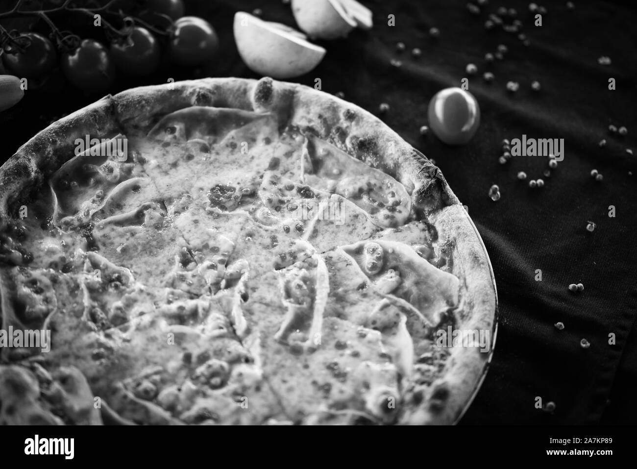 Délicieux italien pizza au thon avec des ingrédients frais et savoureux Banque D'Images