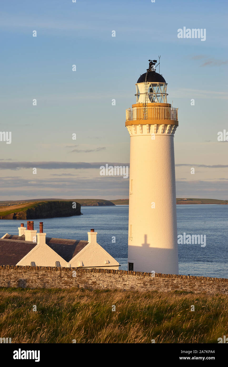 Cantick Head Lighthouse sur les murs du Sud, Orcades, en Écosse. Sur les approches sud de Scapa Flow. Banque D'Images