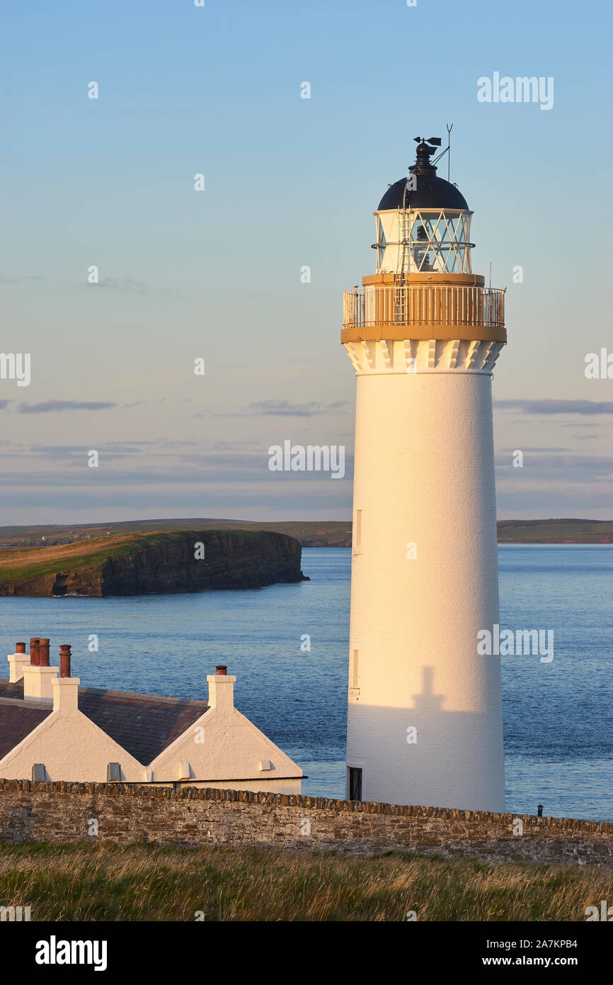 Cantick Head Lighthouse sur les murs du Sud, Orcades, en Écosse. Sur les approches sud de Scapa Flow. Banque D'Images