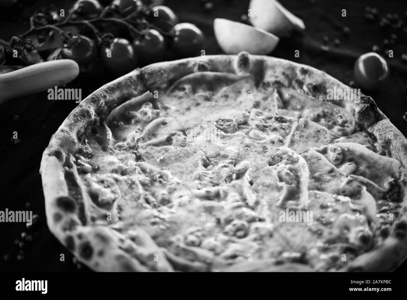 Délicieux italien pizza au thon avec des ingrédients frais et savoureux Banque D'Images