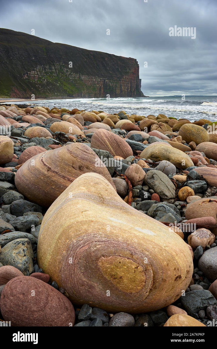 Blocs à motifs sur Rackwick bay beach, Hoy, Orkney, Scotland Banque D'Images