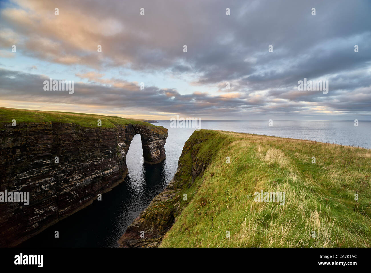 Chas de l'aiguille Rock Arche naturelle près de Sarclet, Wick, Caithness, Highland, en Écosse. Banque D'Images