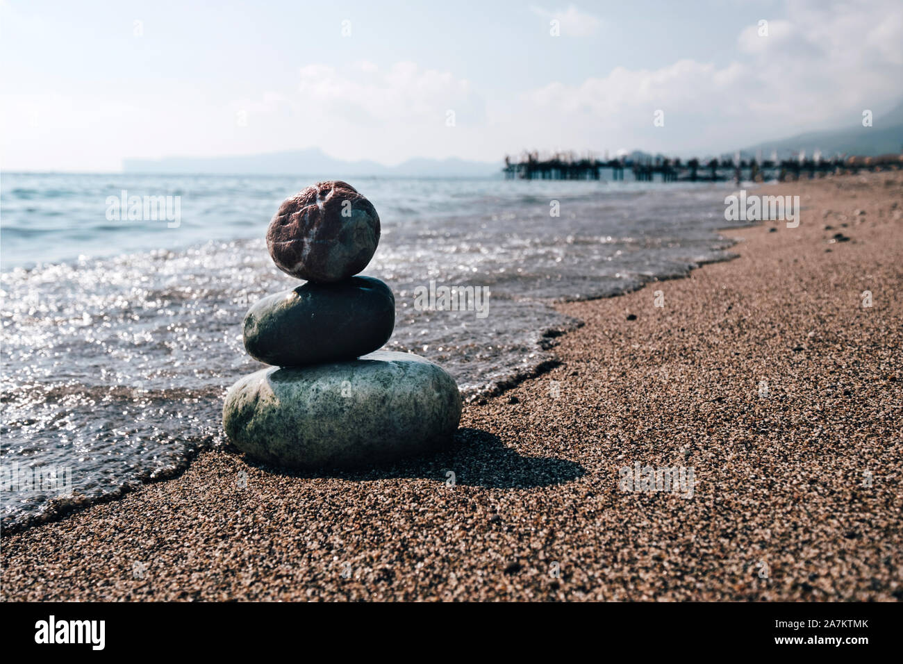 Pile de pierres zen sur plage près de la mer. Tour de roches spa sur le sable à l'océan. Cailloux équilibré extérieur dès les beaux jours d'été. Le calme et l'harmonie s'Orient Banque D'Images
