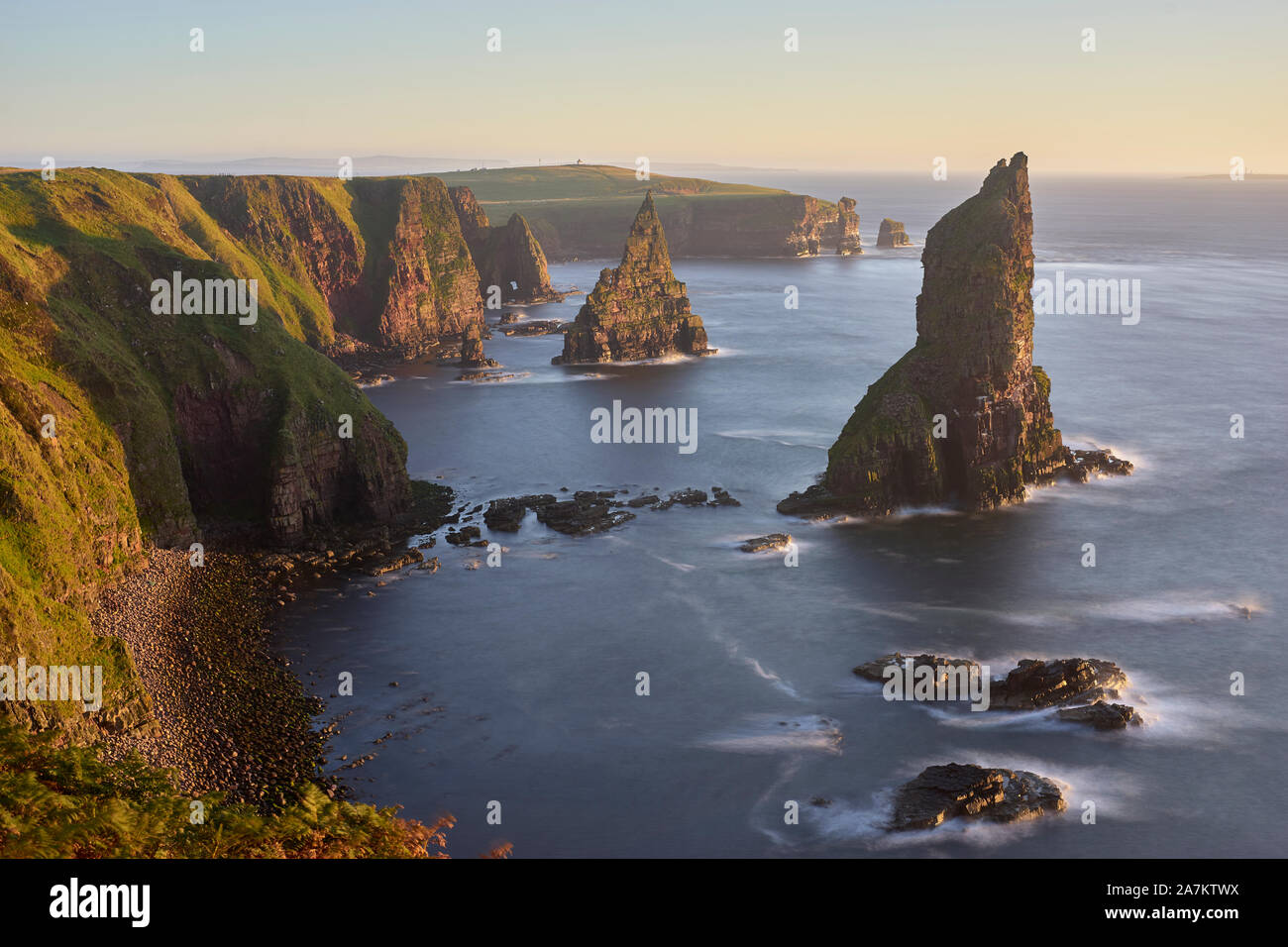 Duncansby Stacks, Caithness, Highland, en Écosse, au lever du soleil Banque D'Images