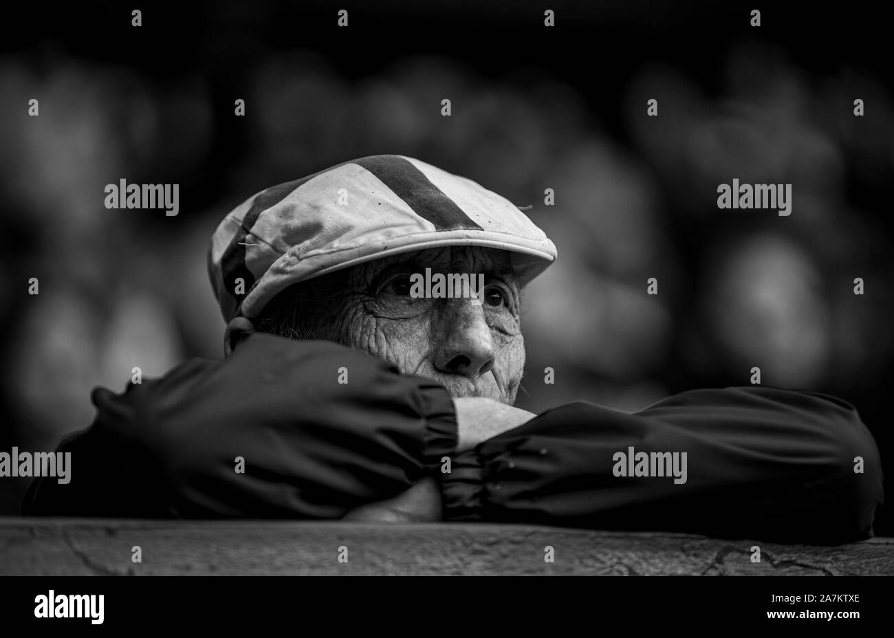 Charlton Athletic fans regarder le ciel au cours de match de championnat à Pari La Vallée, Charlton. Banque D'Images
