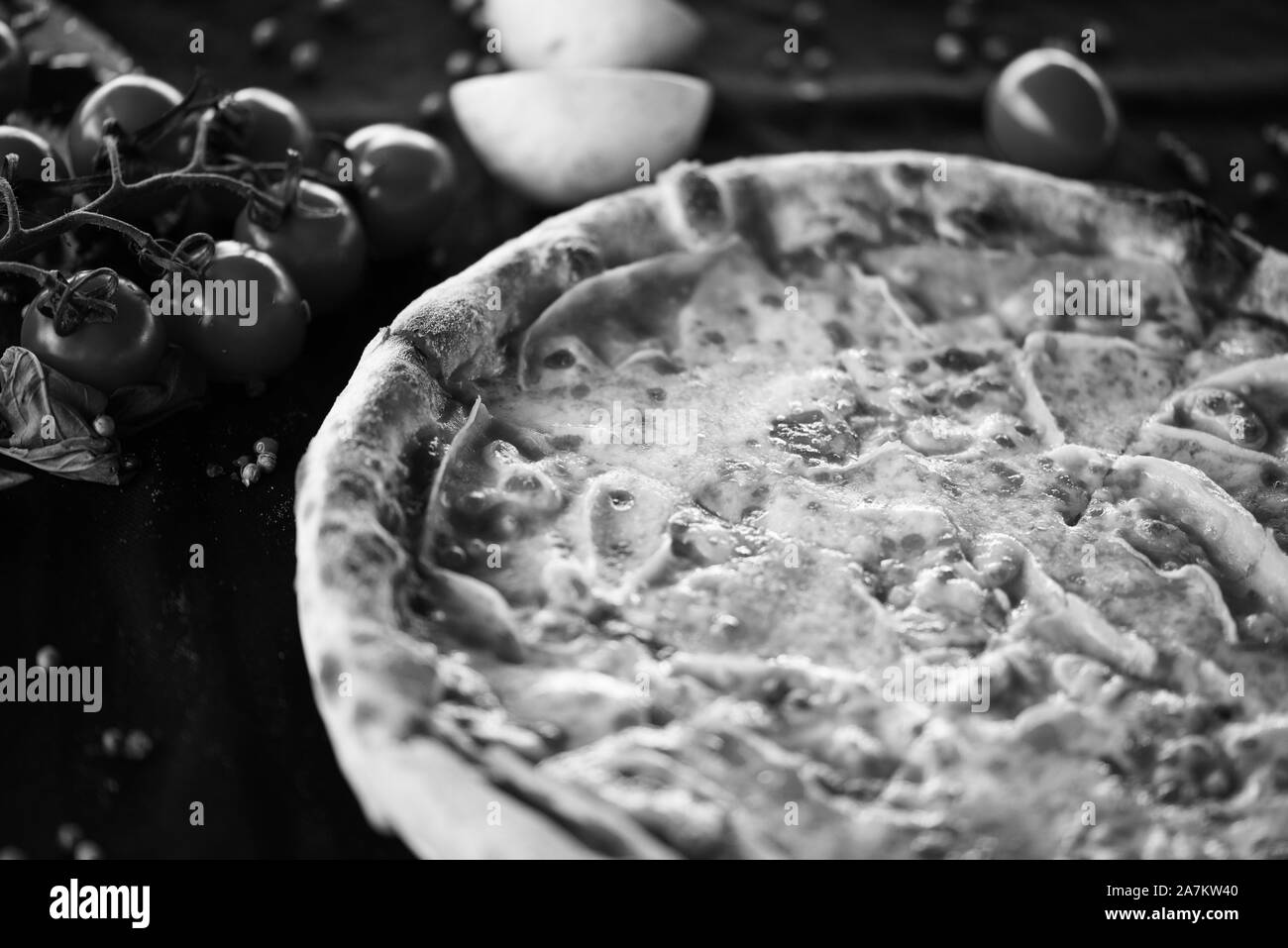 Délicieux italien pizza au thon avec des ingrédients frais et savoureux Banque D'Images