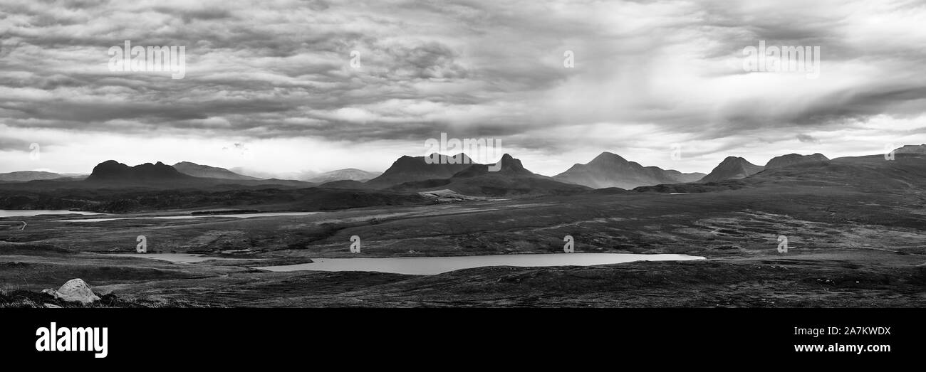 Inselberg panorama. LtoR Suilven, Canisp, Cul Mor, Stac Pollaidh, Cul Beag et Coigach. Vu de l'Achnahaird, Wester Ross, Highland, en Écosse. Banque D'Images