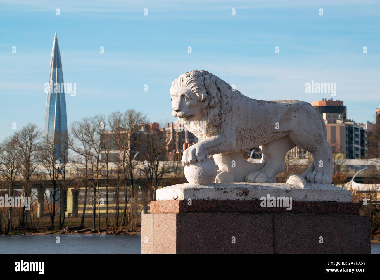 Sculpture d'un lion avec une boule sur l'arrière-plan de l'édifice Lakhta centre. L'île Elagin. Saint Petersburg Banque D'Images
