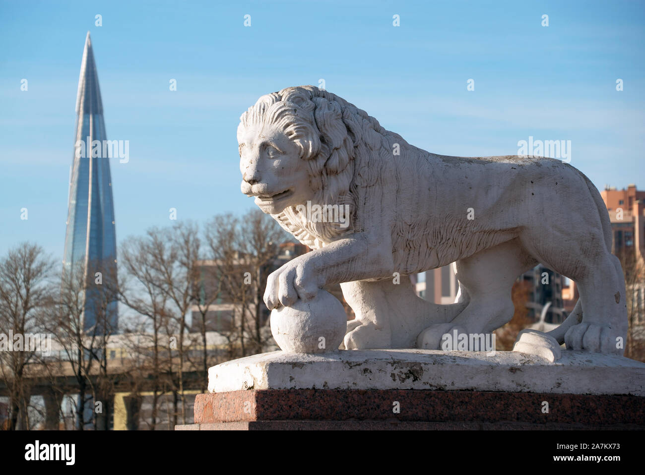 Sculpture d'un lion avec une boule sur l'arrière-plan de l'édifice Lakhta centre. L'île Elagin. Saint Petersburg Banque D'Images