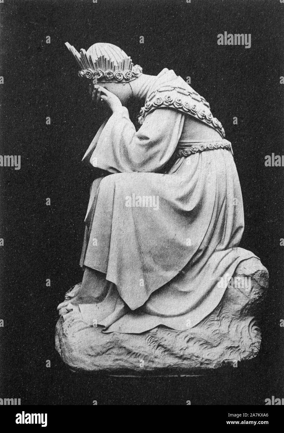 Vieux Français Carte postale représentant statue de Notre Dame de La Salette pleurer Banque D'Images