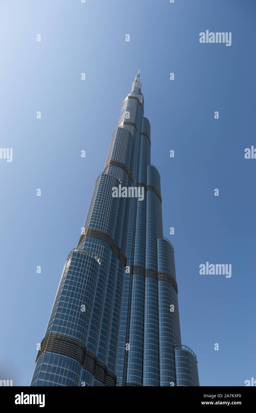 Burj Khalifa sur Ciel bleu aux Émirats Banque D'Images