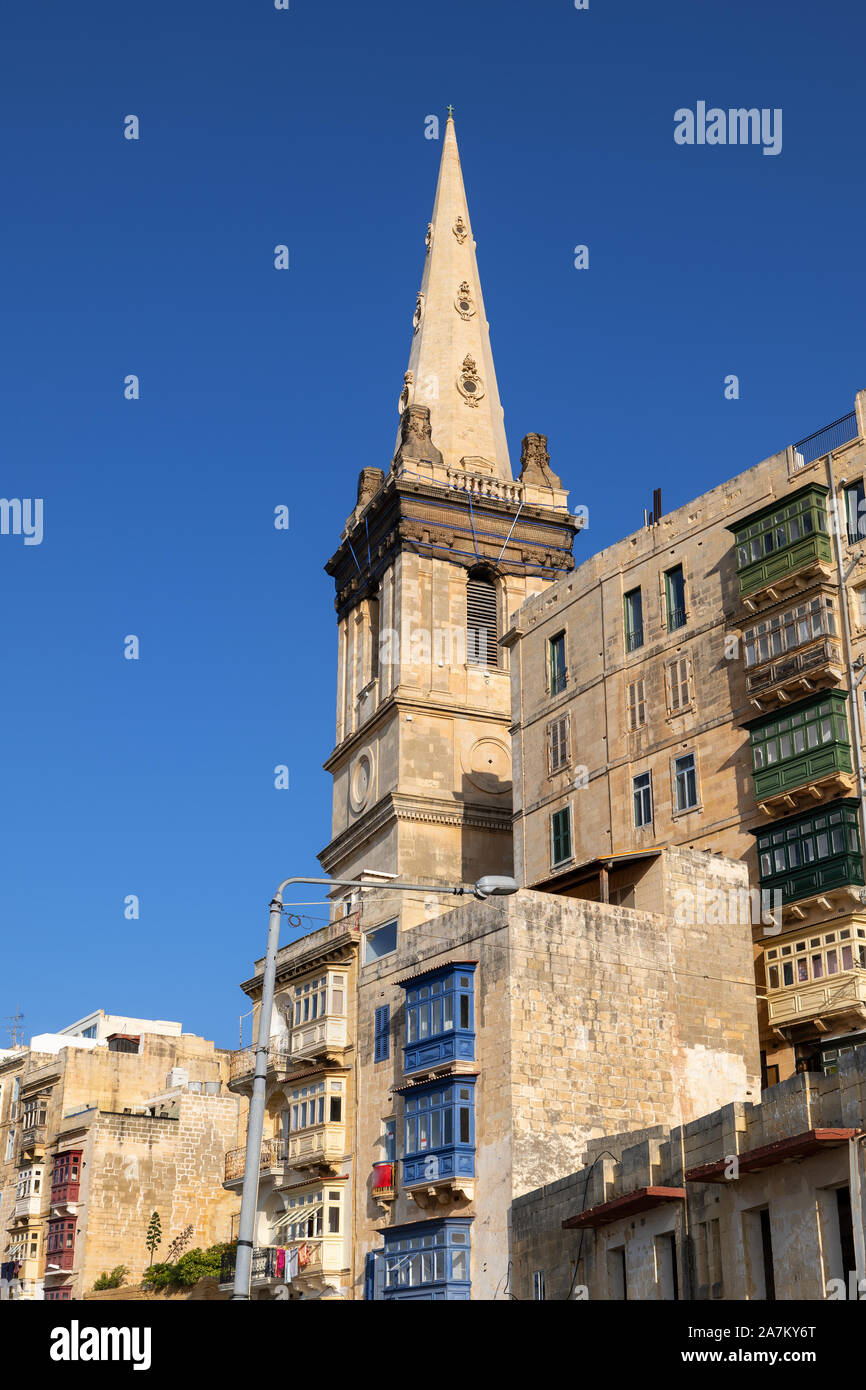 Ville de La Valette à Malte, la tour de la cathédrale et l'église collégiale de Saint Paul et de vieilles maisons. Banque D'Images