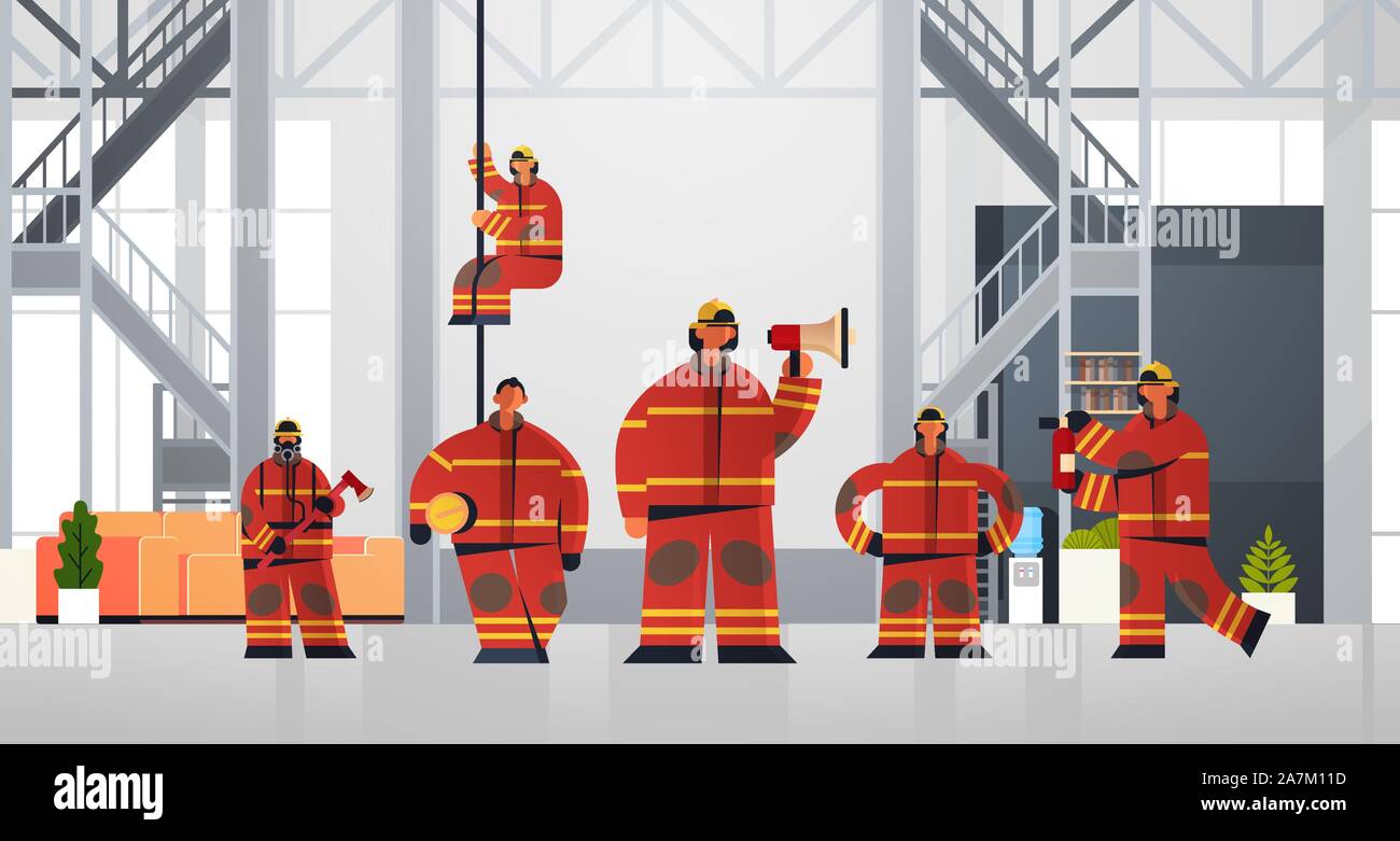 L'équipe de pompiers pompiers en uniforme se tenant ensemble casque et service d'urgence de lutte contre l'incendie moderne concept télévision intérieur toute la longueur horizontale vector illustration Illustration de Vecteur