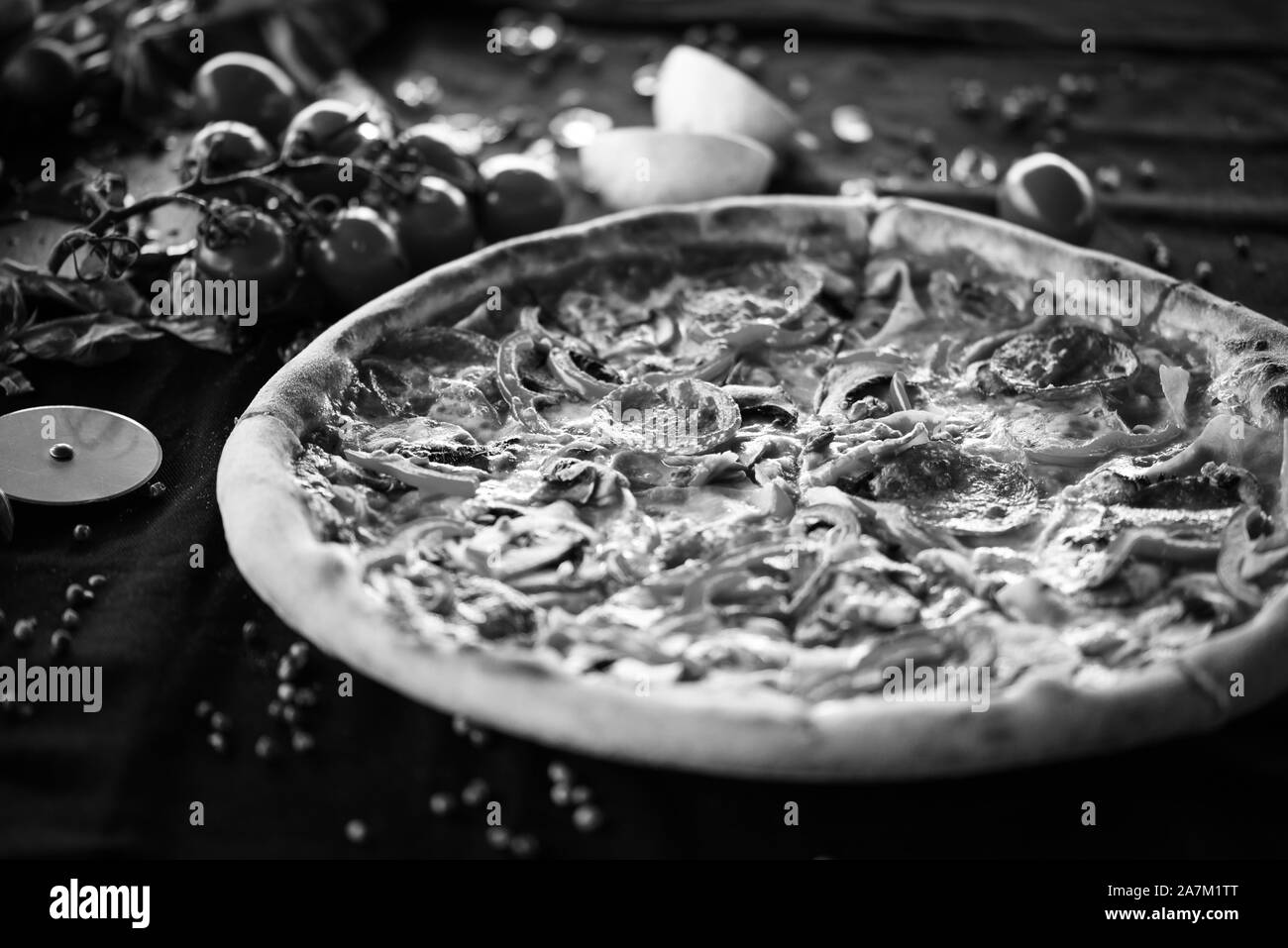 Délicieux italien pizza au thon avec des ingrédients frais et savoureux Banque D'Images