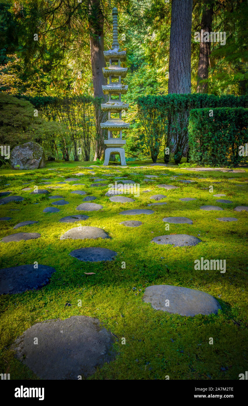 Le jardin japonais de Portland est un jardin traditionnel japonais occupant 12 hectares, situé à l'intérieur de Washington Park des collines à l'ouest de Portland, Oregon Banque D'Images