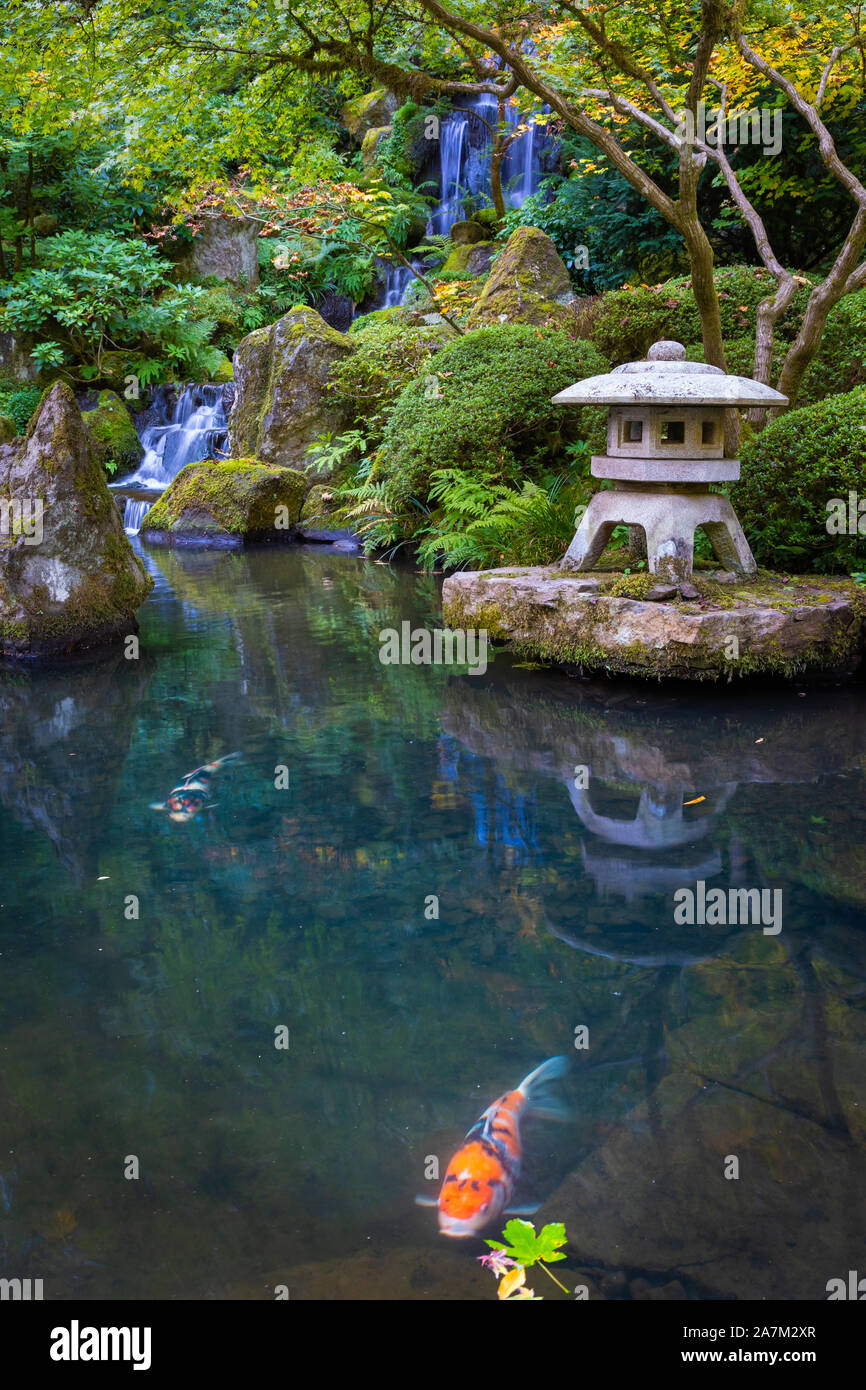Le jardin japonais de Portland est un jardin traditionnel japonais occupant 12 hectares, situé à l'intérieur de Washington Park des collines à l'ouest de Portland, Oregon Banque D'Images