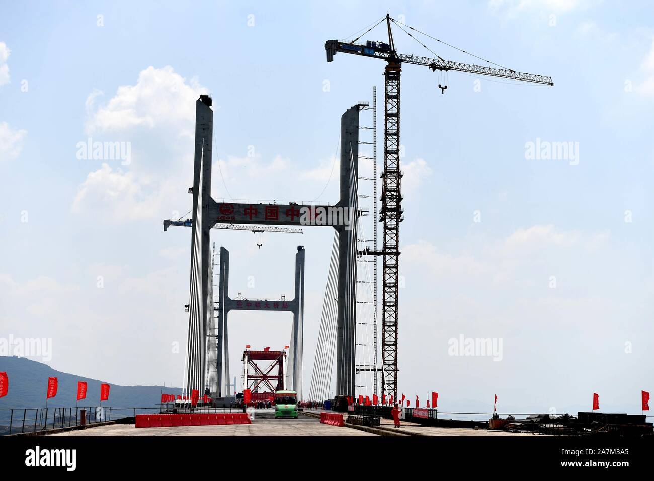 Les travailleurs chinois au travail du détroit de Pingtan Pont rail-route, la plus longue du monde cross-mer route-rail bridge, à Fuzhou City, au sud-est de Fujian en Chine Banque D'Images