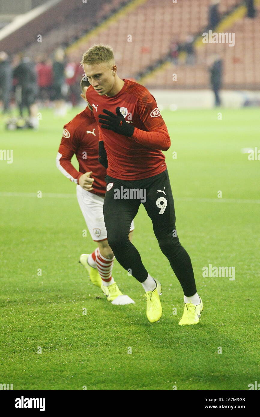 Barnsley, dans le Yorkshire, UK. 1er novembre 2019. Cauley Woodrow de Barnsley se réchauffe avant le montage du Championnat Skybet entre Barnsley et Bristol City. Banque D'Images