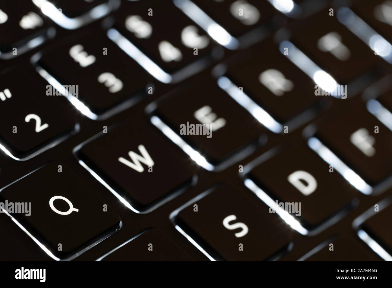 Un clavier anglais qwerty rétroéclairé. Concept - les mots de passe. qwerty est l'un des plus communs et non sécurisé de mots de passe dans l'utilisation Banque D'Images