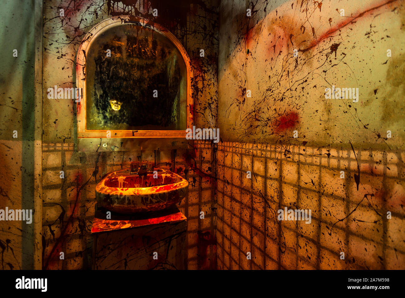 Bains de sang les murs et une scène horrible masque terrifiant flottants  dans le miroir Photo Stock - Alamy