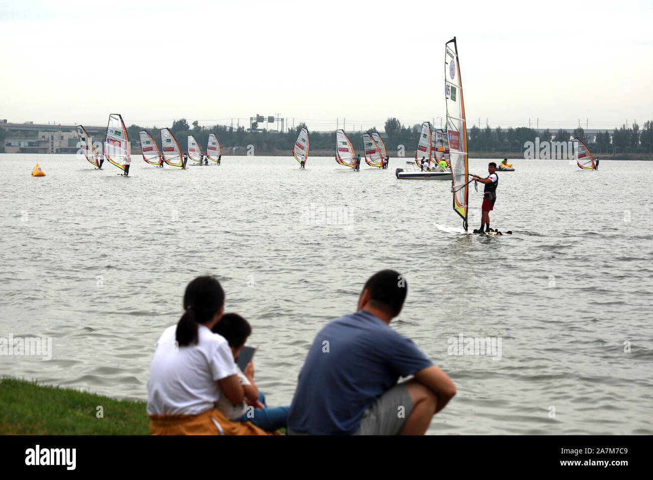 Les gens regardent la 11e Défi Planche à voile au lac de lilas Park dans la ville de Shenyang, au nord-est de la Chine, la province de Liaoning, le 7 septembre 2019. Banque D'Images