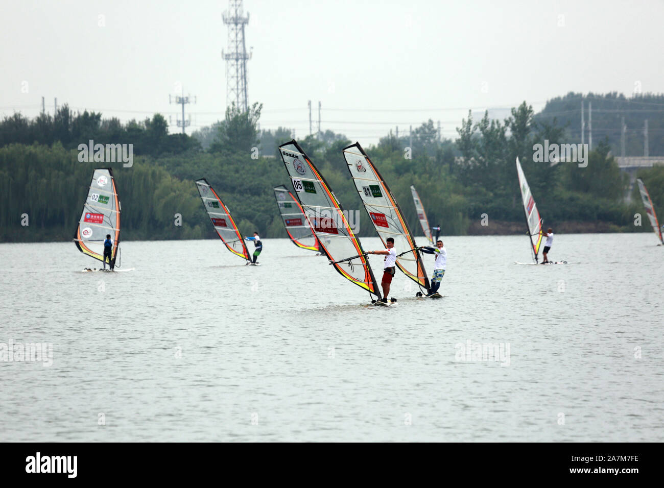 Les gens de la planche à voile au lac de lilas Parc en Chine de 11e Défi Planche à voile à Shenyang city, au nord-est de la province de Liaoning, Chine 7 septemb Banque D'Images