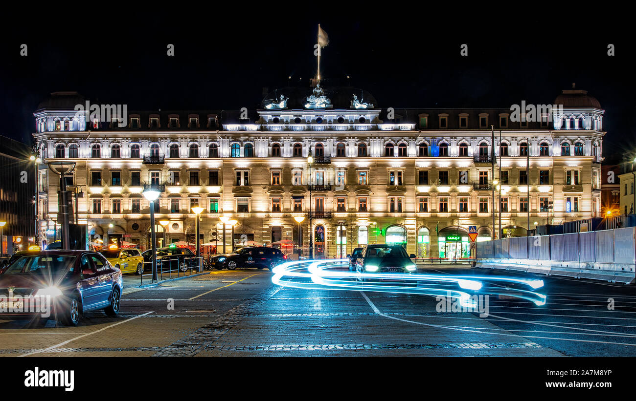 HELSINGBORG, Suède - le 29 octobre 2019 : la nuit, scène de l'immeuble continental palace à Helsingborgs centre-ville. Banque D'Images