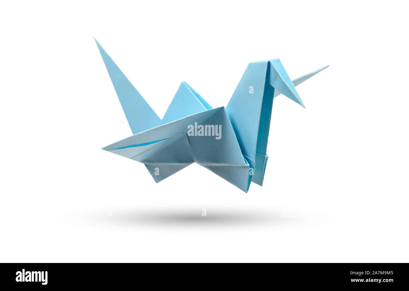 L'origami oiseau en vol isolé avec chemin de détourage. Papier plié japonais Swan. Symbole de paix et d'espoir Banque D'Images