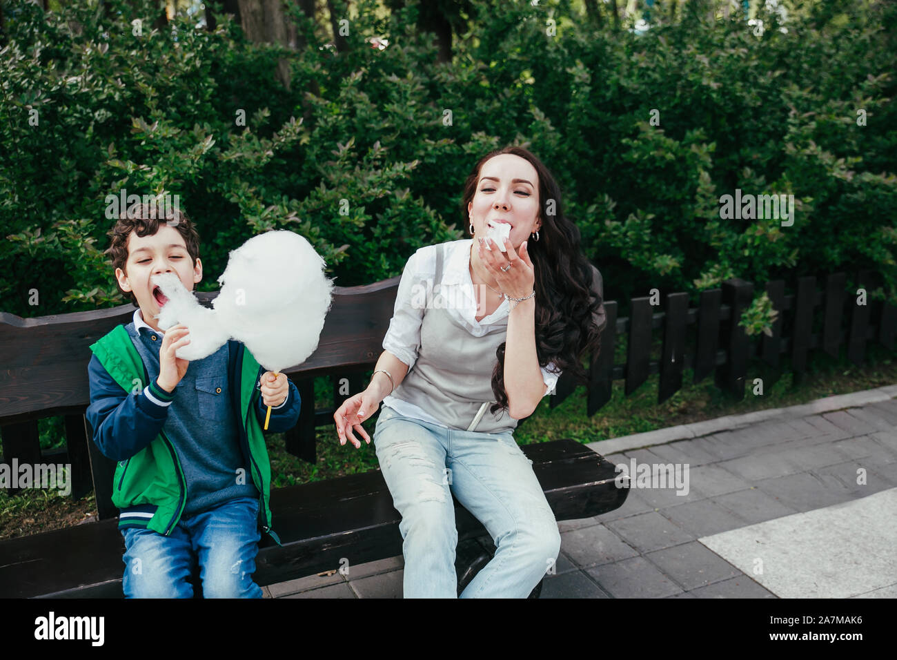 Mère et fils mangeant des bonbons en coton dans le parc Banque D'Images