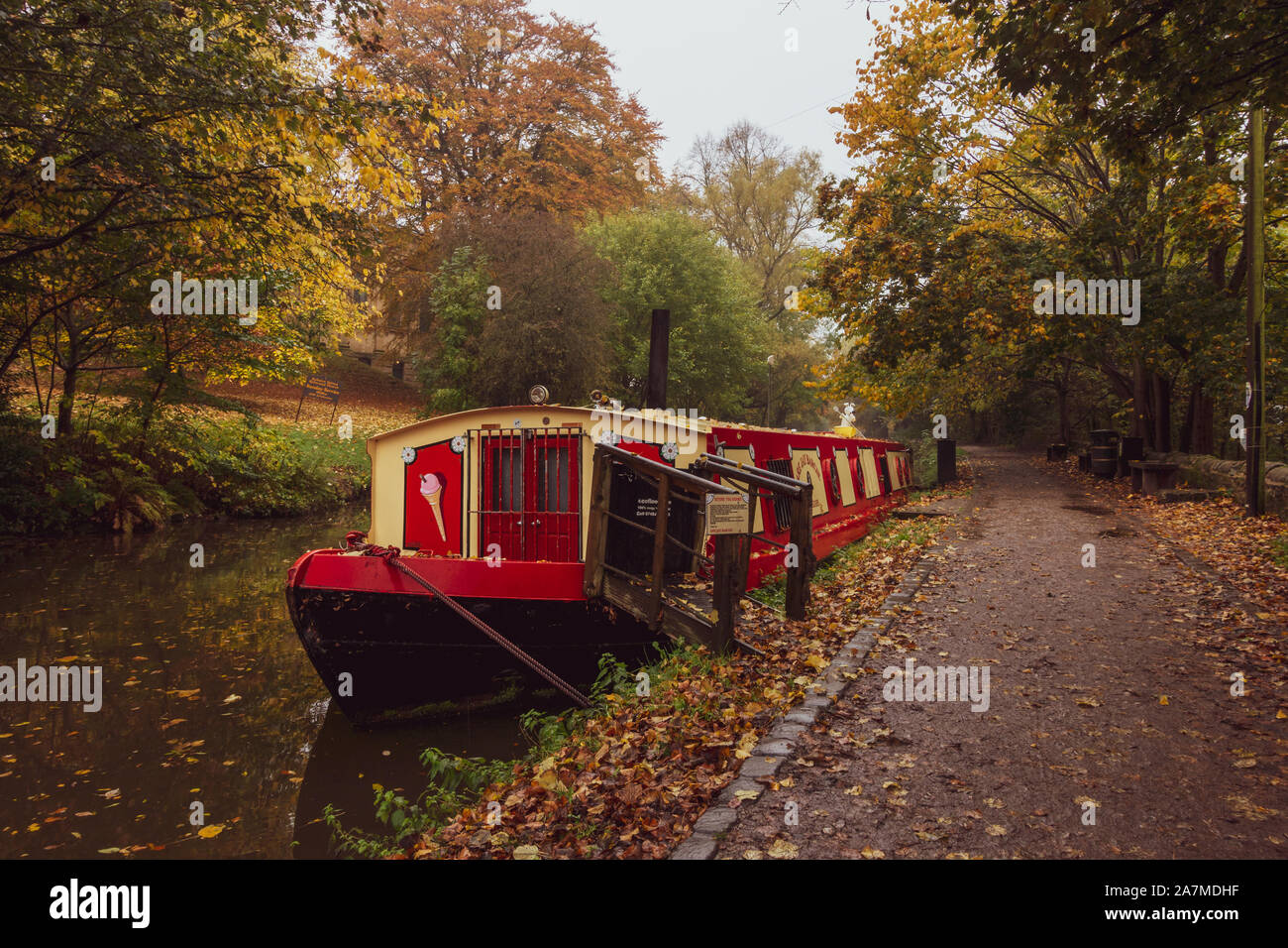 Une barge cafe sur le Leeds Liverpool canal en automne à Saltaire, UK Banque D'Images