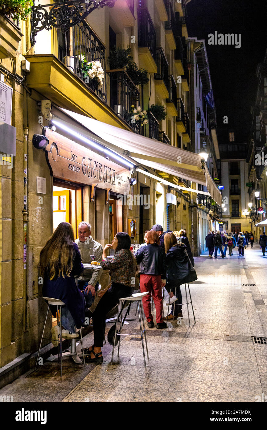 Les gens de manger dans la rue devant le bar Ganbara pintxos à San Sebastian, Espagne Banque D'Images