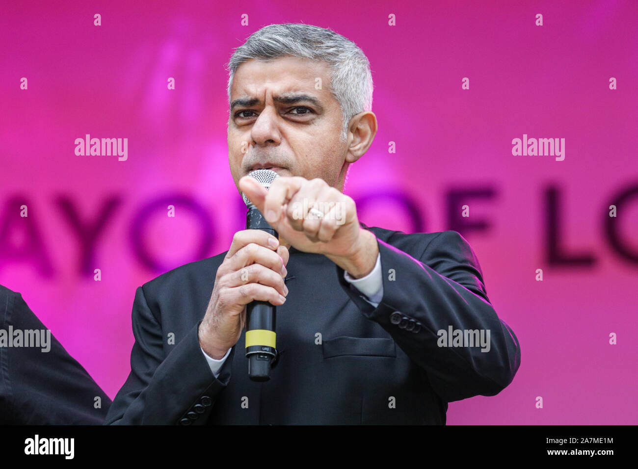 Trafalgar Square, Londres, le 3 novembre 2019. Sadiq Khan, maire de Londres, parle de la riche diversité culturelle de Londres et célèbre Diwali in the Square, le festival hindou annuel des lumières, sur scène à Trafalgar Square, Londres, Angleterre. Crédit: Imagetraceur/Alay Live News Banque D'Images