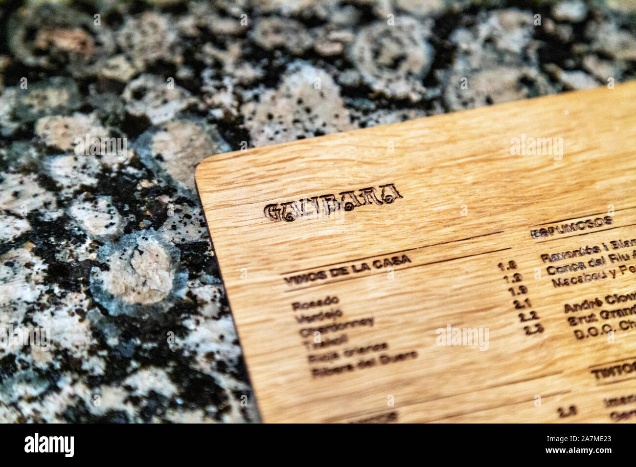 Gros plan du menu en bois au bar Ganbara pintxos, San Sebastian, Espagne Banque D'Images