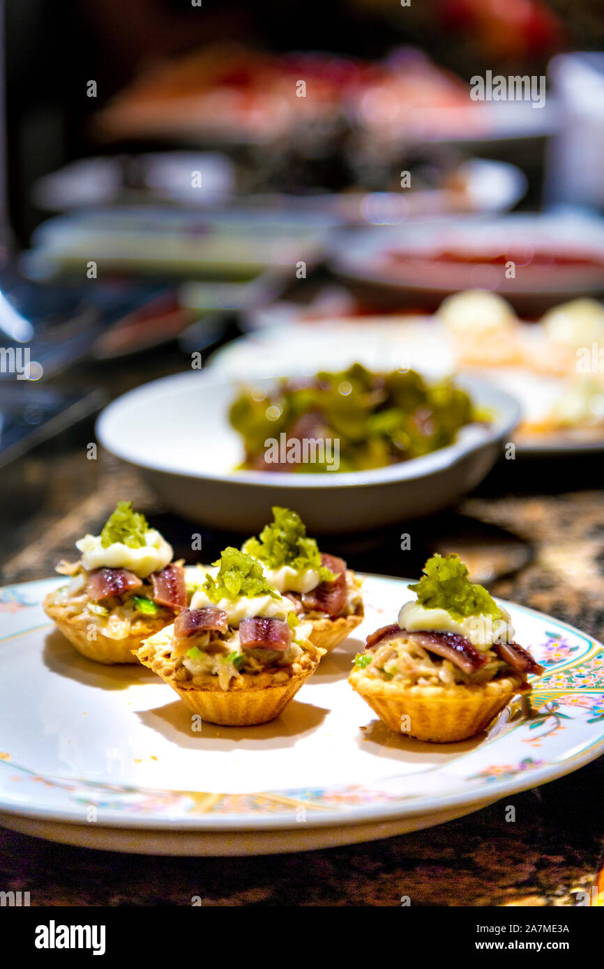 Pintxos sur le comptoir du bar Ganbara pintxos, San Sebastian, Espagne Banque D'Images